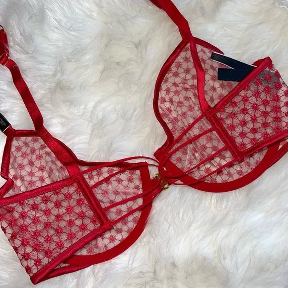 32DDD/S Vs Victoria’s Secret VERY SEXYRed Starburst Unlined Demi Bra &amp; pantyNWT