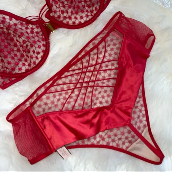 32DDD/S Vs Victoria’s Secret VERY SEXYRed Starburst Unlined Demi Bra &amp; pantyNWT