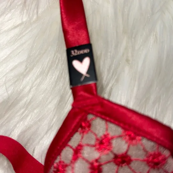32DDD/S Vs Victoria’s Secret VERY SEXYRed Starburst Unlined Demi Bra &amp; pantyNWT