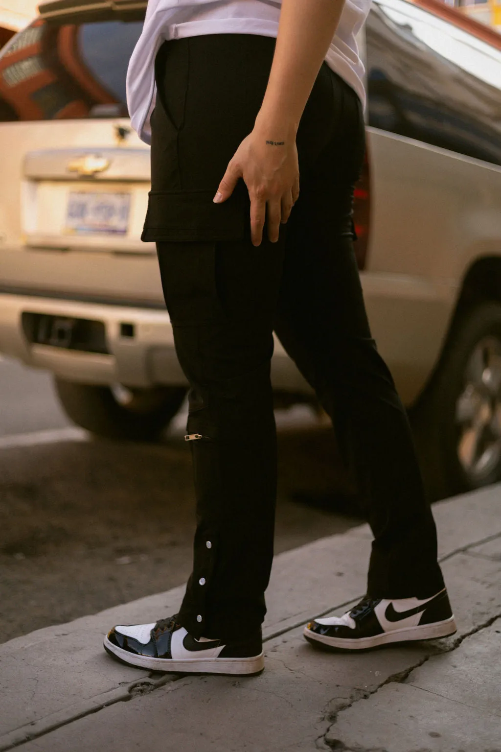 CARGO PANTS IN CARBON BLACK