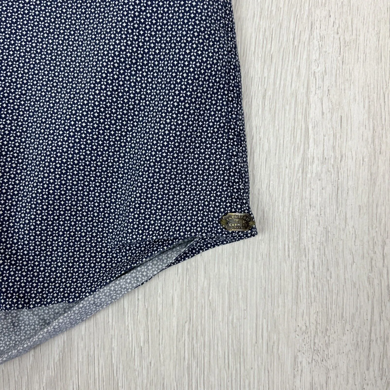 Industrie Mens Short Sleeve Button Up Shirt Size Medium