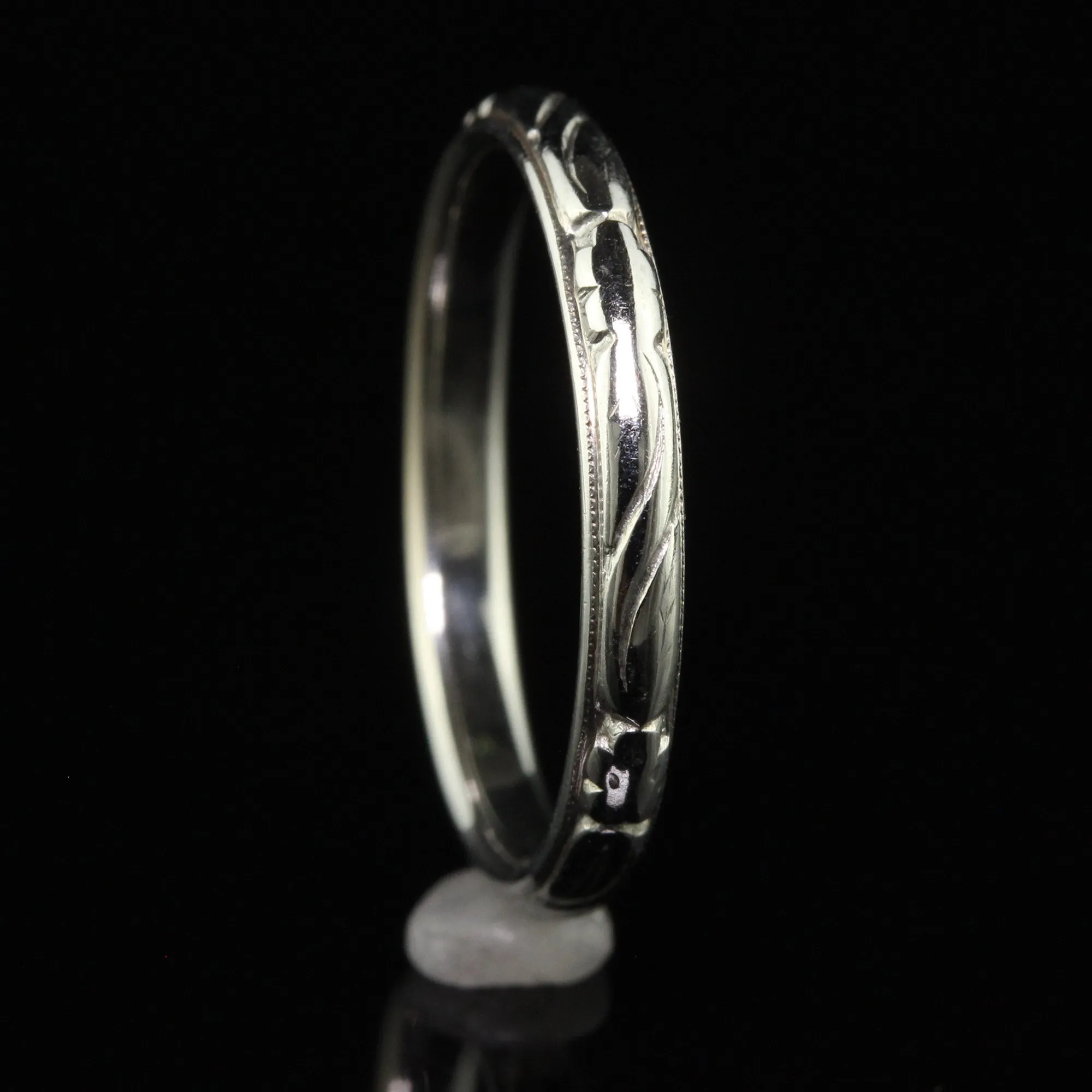 Vintage Retro 18K White Gold Engraved Wedding Band - Size 7