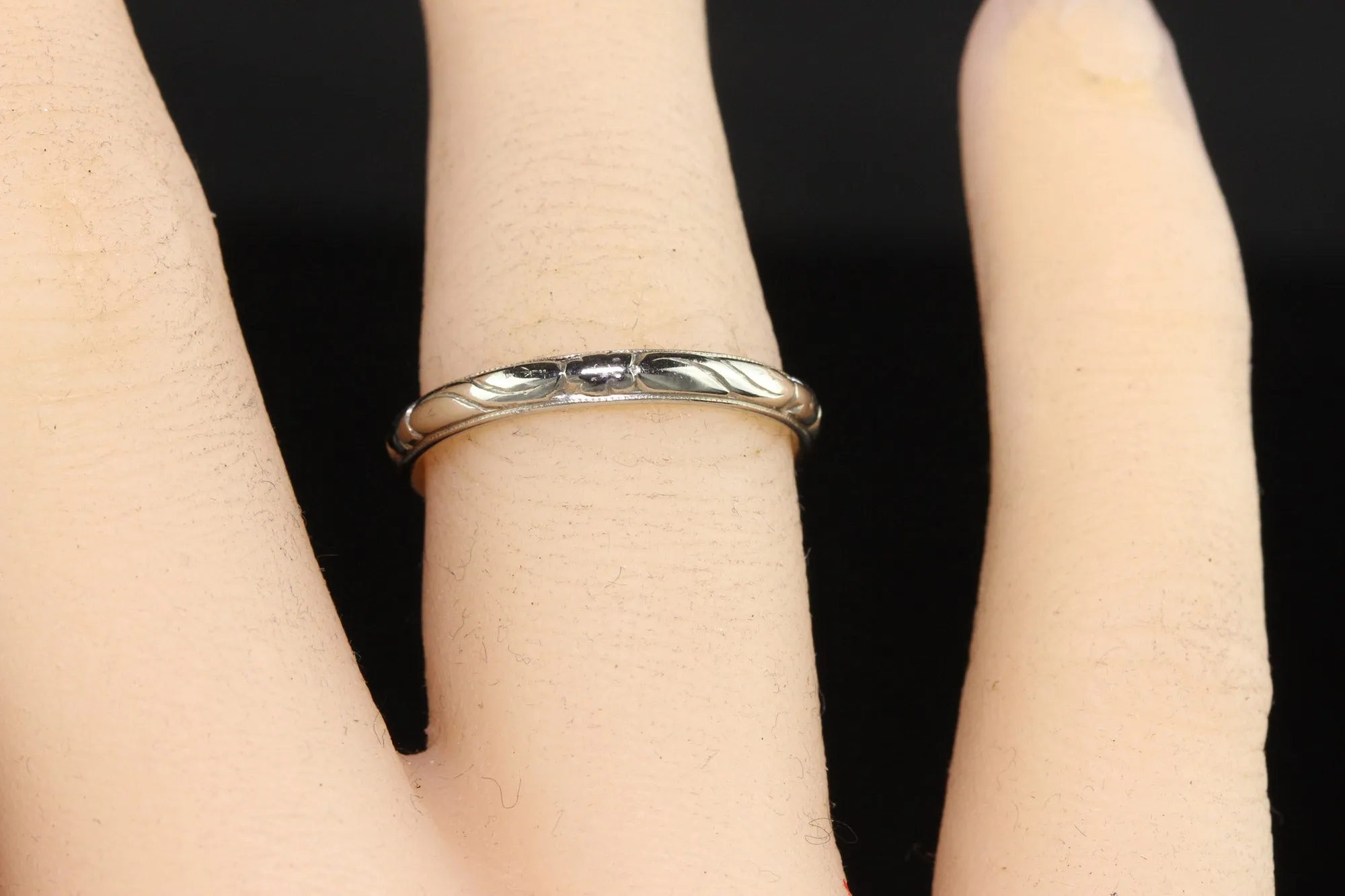 Vintage Retro 18K White Gold Engraved Wedding Band - Size 7