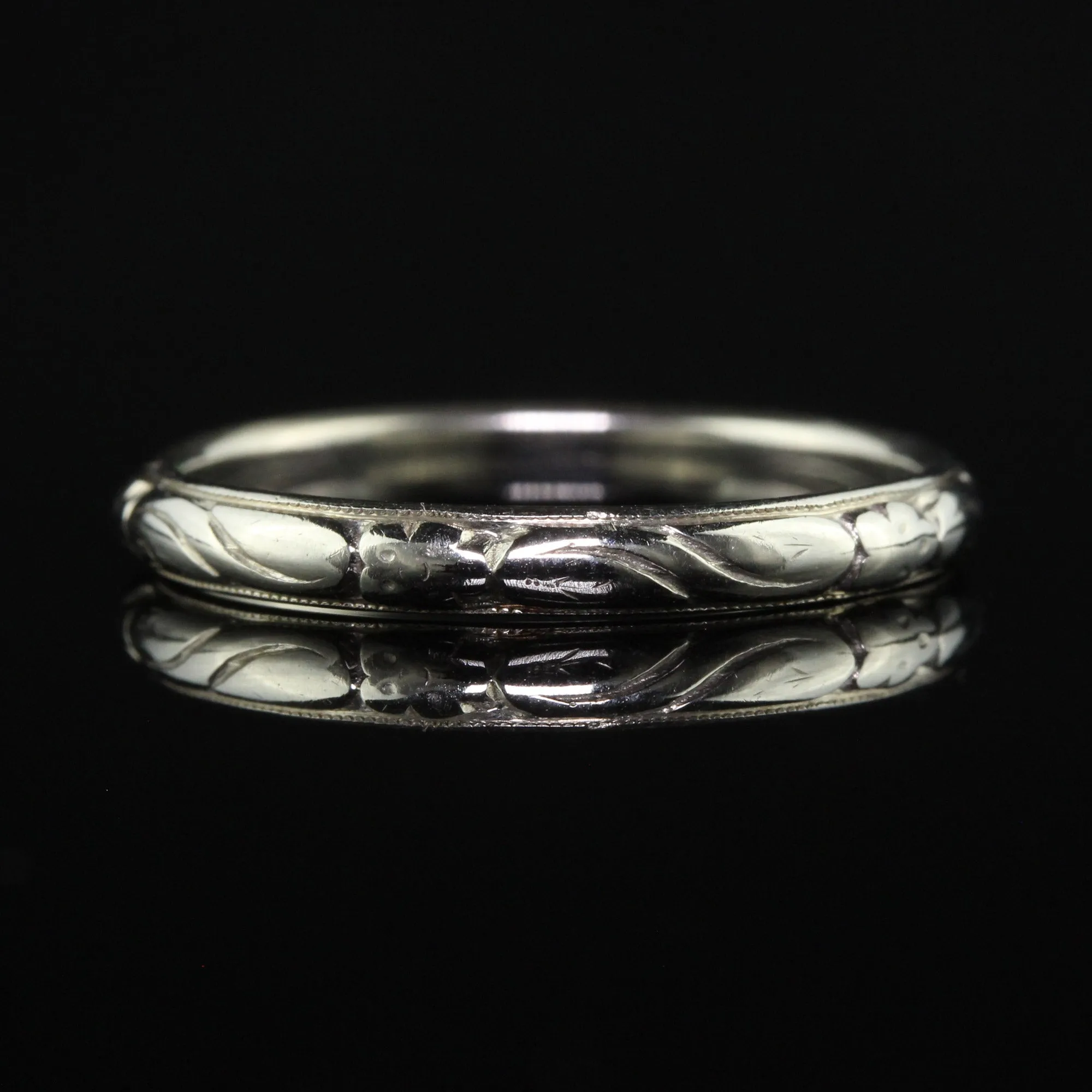 Vintage Retro 18K White Gold Engraved Wedding Band - Size 7