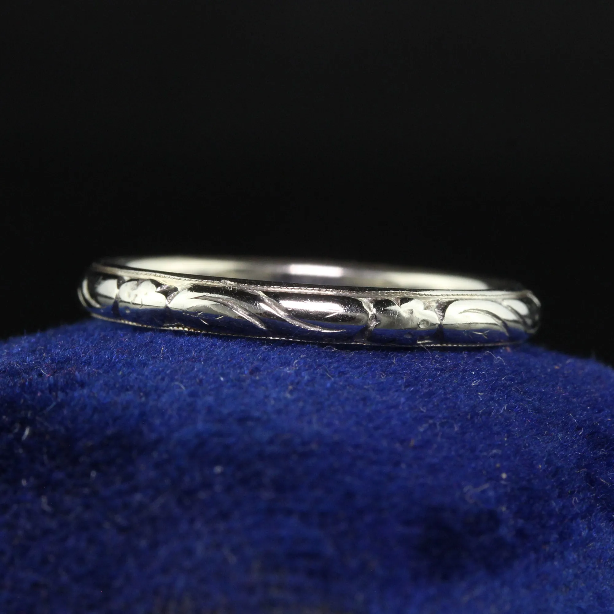 Vintage Retro 18K White Gold Engraved Wedding Band - Size 7