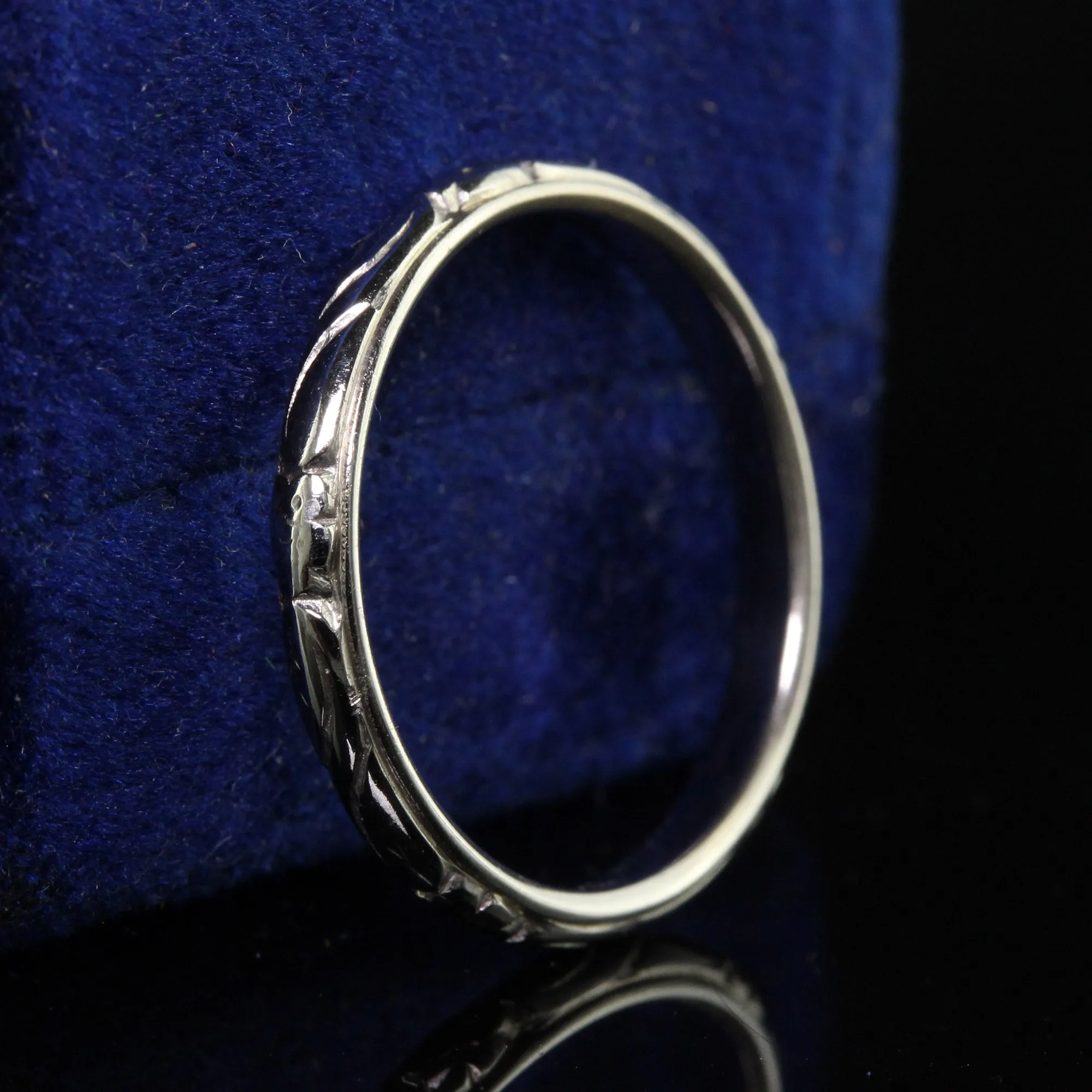 Vintage Retro 18K White Gold Engraved Wedding Band - Size 7
